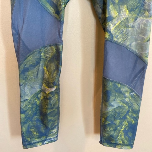 Under Armour Heatgear Women M Blue Green Geometric Mesh Compression Crop Legging - Picture 3 of 6